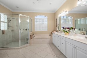 Badewanne, Haartrockner, Handtücher
