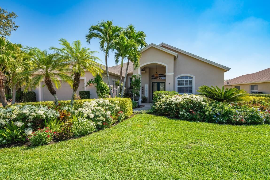 Spacious 3 bedroom private pool home overlooking a Briarwood Lake