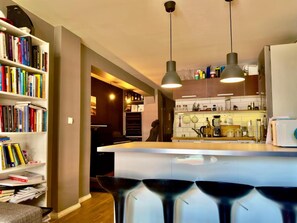 Luxury Apartment | Private kitchen | Fridge, microwave, cookware/dishes/utensils - Løkka City Apartments (Oslo)