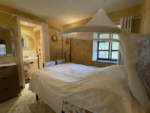 2 slaapkamers, een strijkplank/strijkijzer