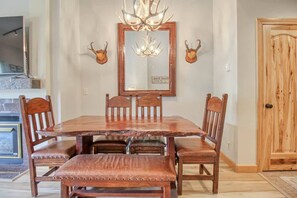 Dining - 3BR short walk to ski lift, Fireplace and Balcony (Avon)