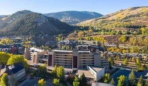 Exterior - 3BR short walk to ski lift, Fireplace and Balcony (Avon)