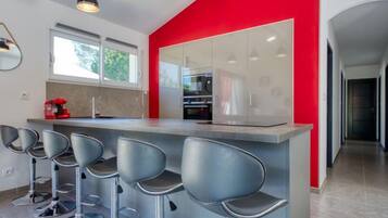 Réfrigérateur, micro-ondes, four, lave-vaisselle