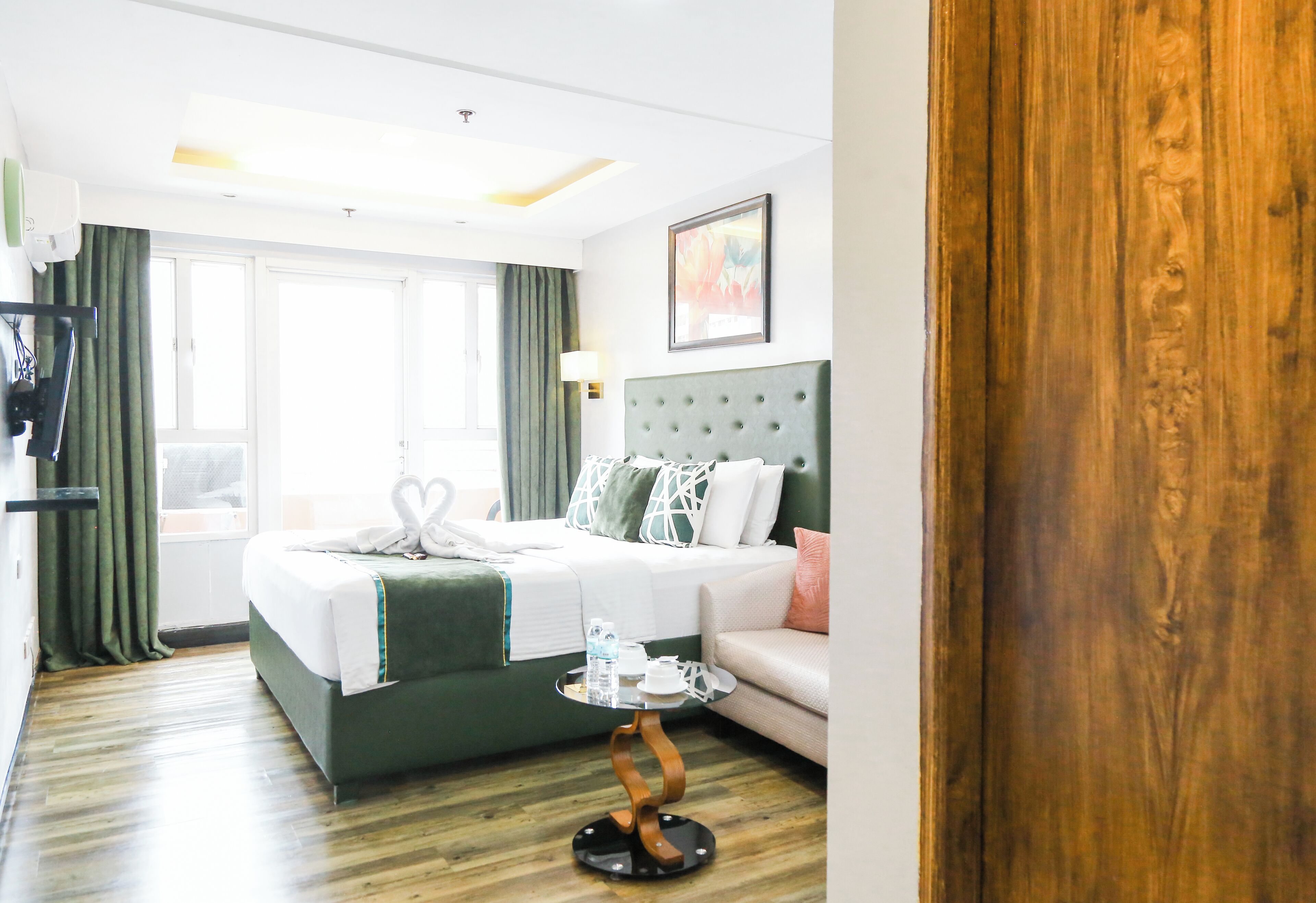 Deluxe King Studio | Egyptian cotton sheets, premium bedding, in-room safe, rollaway beds