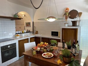 Refrigerador, horno, lavavajillas y utensilios de cocina 