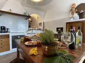 Refrigerador, horno, lavavajillas y utensilios de cocina 