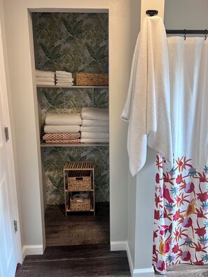 2 makuuhuonetta, työpöytä, Wi-Fi, vuodevaatteet