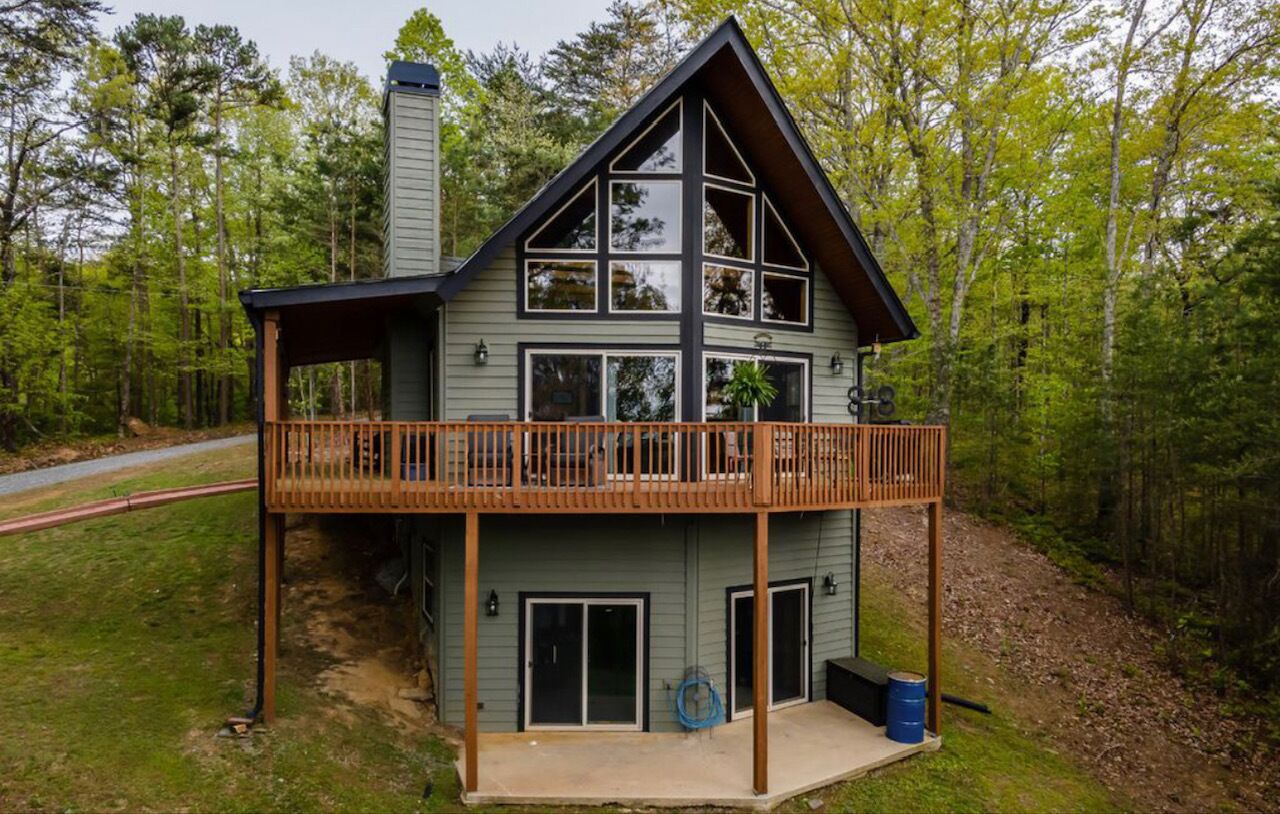 Very quiet mountain cabin in gated Talking Rock Creek Resort.