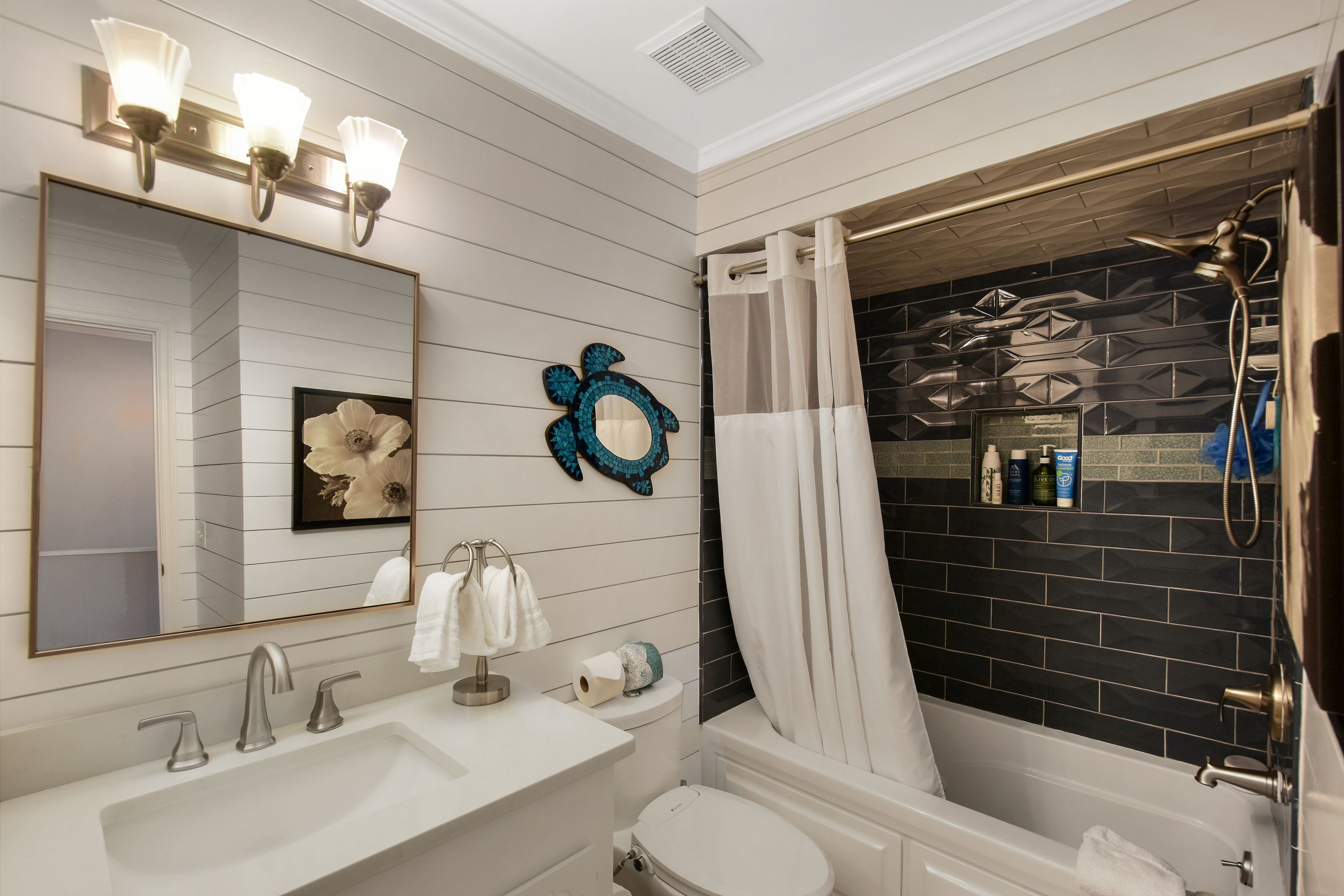 Combined shower/tub, jetted tub, hair dryer, towels