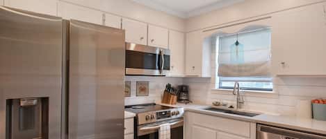 Réfrigérateur, four à micro-ondes, un four, surface de cuisson