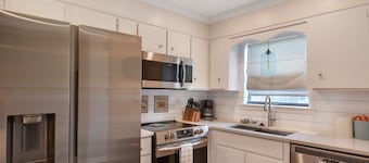 St. Simons Beach Rental • Pool • Walk to Pier Village & Ocean • Pet Friendly