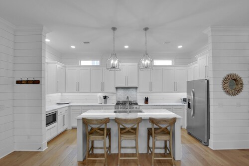 Heated Pool • Walk to Dining • 2 King Ensuites • St. Simons New Build