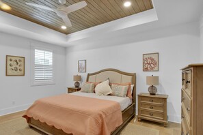 4 bedrooms, iron/ironing board, free WiFi, bed sheets - Large Heated Pool • Walk to Restaurants • 2 King Ensuites • EV Charger (St Simons)