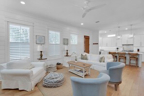 Smart TV - Large Heated Pool • Walk to Restaurants • 2 King Ensuites • EV Charger (St Simons)