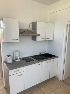 Fridge, microwave, stovetop, electric kettle