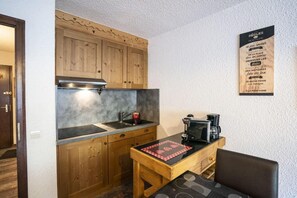 Fridge, microwave, oven, coffee/tea maker