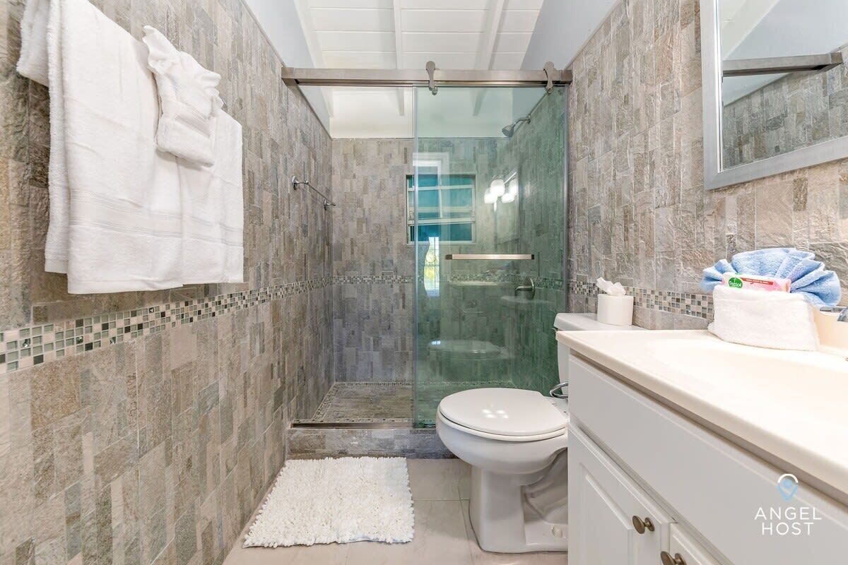 Bathtub, towels