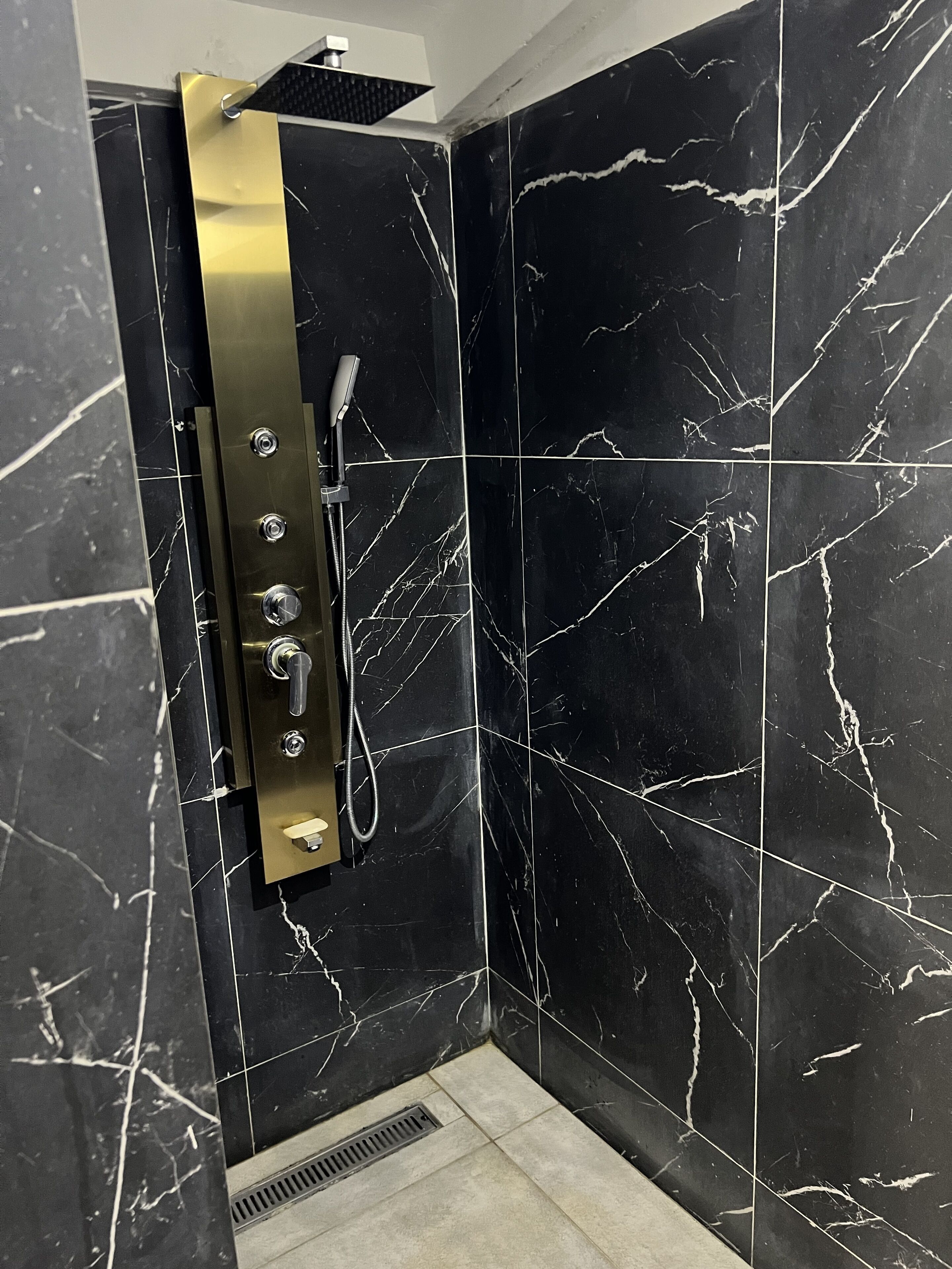 デラックス ルーム | バスルーム | シャワー、水圧マッサージシャワー、バスアメニティ (無料)、ヘアドライヤー