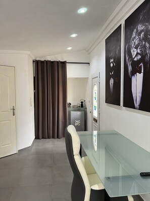 Habitación Deluxe | Ropa de cama de alta calidad, colchones viscoelásticos, minibar