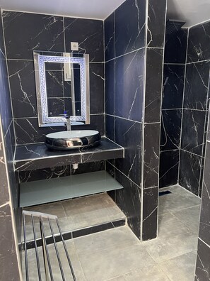 Shower, hydromassage showerhead, free toiletries, hair dryer