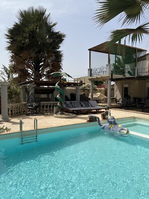 Outdoor pool, sun loungers - Chez Lilie Maison d'hôtes à Saly (Mbour)