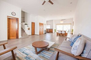 Tischfußball, Tischtennisplatte, Arbeitsbereiche