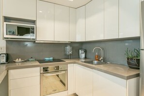 Refrigerador, microondas, horno y parrilla de estufa 