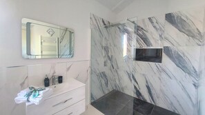 Douche, sèche-cheveux, bidet, serviettes fournies