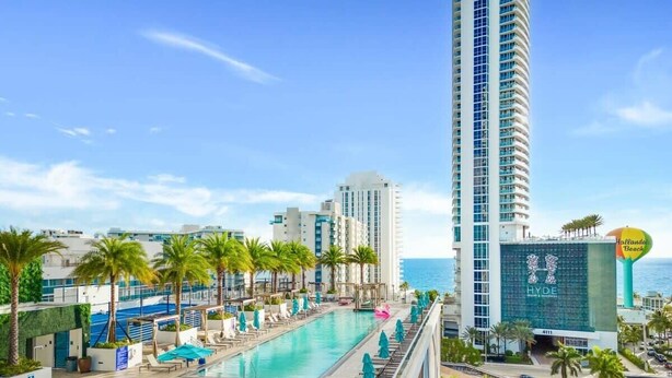 Pool - Luxury 1 Br| Front Intracoastal | Balcony |Pools (Hollywood)