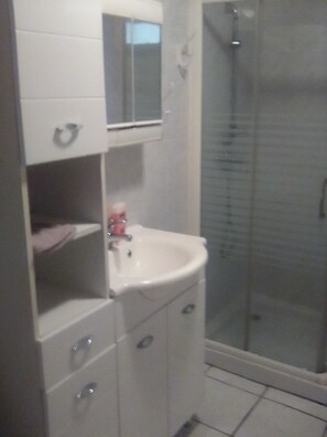 Douche, sĂšche-cheveux, savon, shampoing