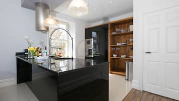 Tủ lạnh, máy rửa bát, ấm điện, lò nướng bánh mì