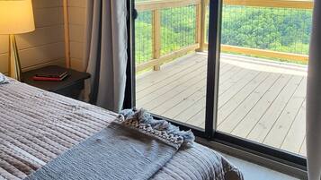 5 bedrooms, desk, free WiFi, bed sheets