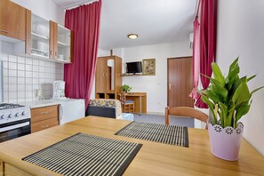 Fridge, oven, coffee/tea maker, cookware/dishes/utensils - Haus Anna in Rastovača - Plitvicer Seen / Haus Anna in Rastovača - Appartement für 2 Personen AP1 (Plitvicka Jezera)