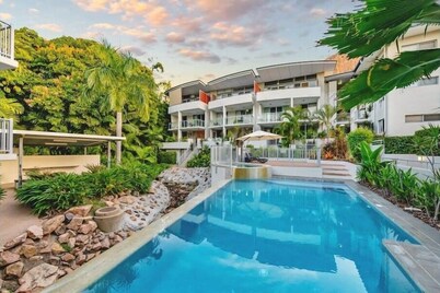 Walk to Strand and Ocean - Luxury Gregory Street Apartment