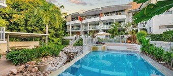 Walk to Strand and Ocean - Luxury Gregory Street Apartment