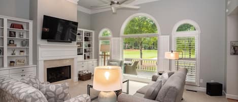 Smart-TV, Kamin, Bücher