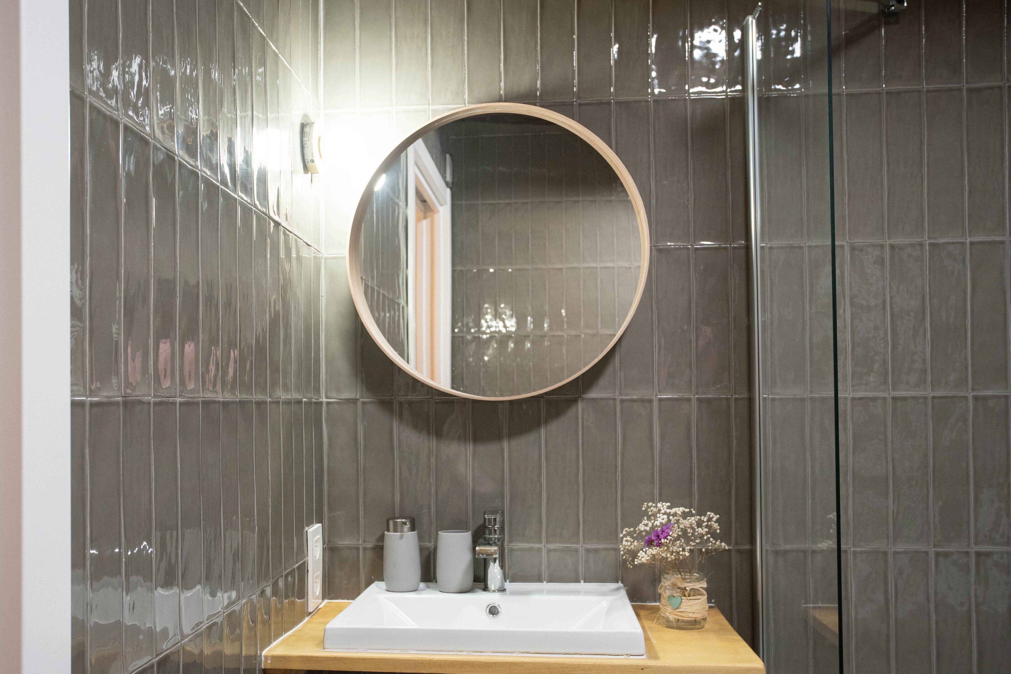 Habitación económica | Baño | Ducha, secador de pelo y toallas