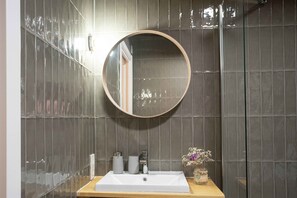 Habitación económica | Baño | Ducha, secador de pelo y toallas