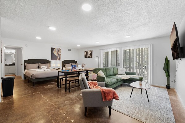 2 habitaciones, escritorio, tabla de planchar con plancha y wifi 