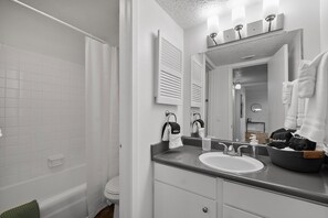 Tina, secadora de cabello, toallas 