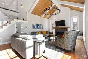 Televisor intel·ligent, llar de foc i llibres 