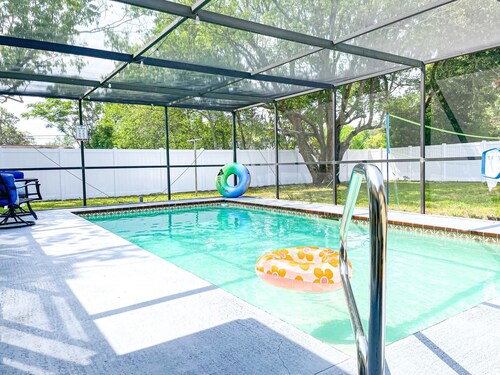 Entire home with Screened- In Pool , Fully Fenced.