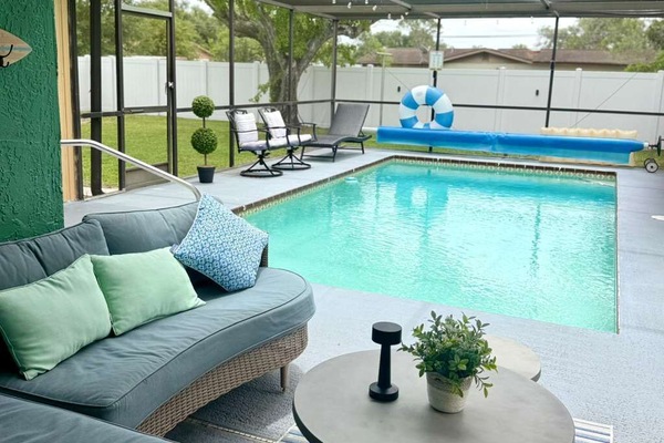 Una piscina al aire libre