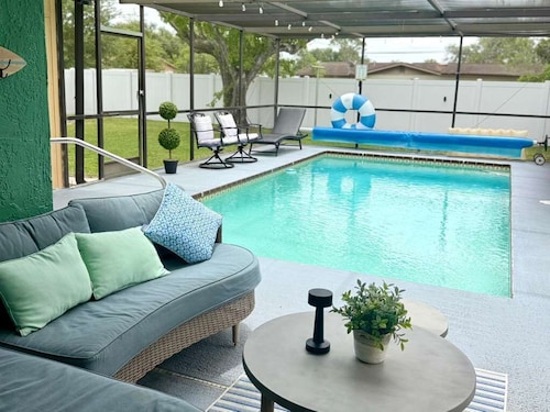Entire home with Screened- In Pool , Fully Fenced.