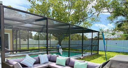 Entire home with Screened- In Pool , Fully Fenced.