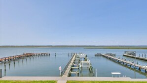 Een rustig waterfront met meerdere steigers en aanlegplaatsen die in het water uitsteken.