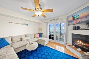 Televisión y chimenea 