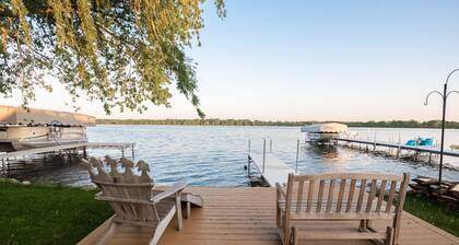 MINNeSTAY* Water's Edge Retreat | Lake Home