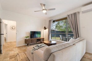 TV - Sundown on Sunset - 6 Sunset Drive, Carrickalinga (Carrickalinga)