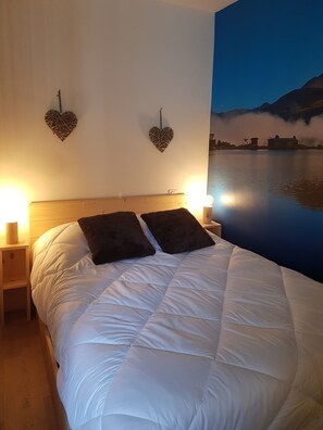 Iron/ironing board, WiFi, bed sheets